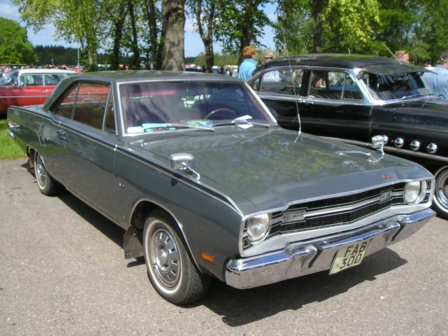 En av de vanligaste amerikanska modellerna i Sverige på 1960-talet var Dodge dart, och denna GT från 1969 luktar svensksåld lång väg. Enfärgad i diskret kulör, heltäckande navkapslar, stänklappar , dubbla backspeglar på skärmarna, och inte minst nummerplåtarna avslöjar den