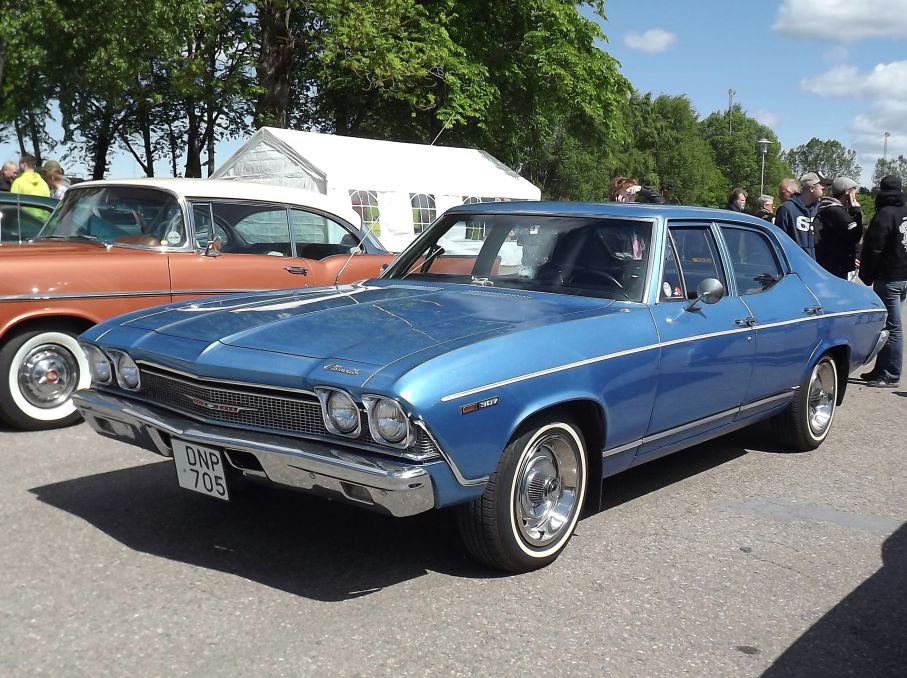 Chevelle Malibu förknippas ofta med tuffa coupéer med mycket motor, men såhär såg de flesta ut, fyrdörrars sedaner, åtminstone här. Denna har dock V8 original och är såld ny i Sverige i juni 1968.