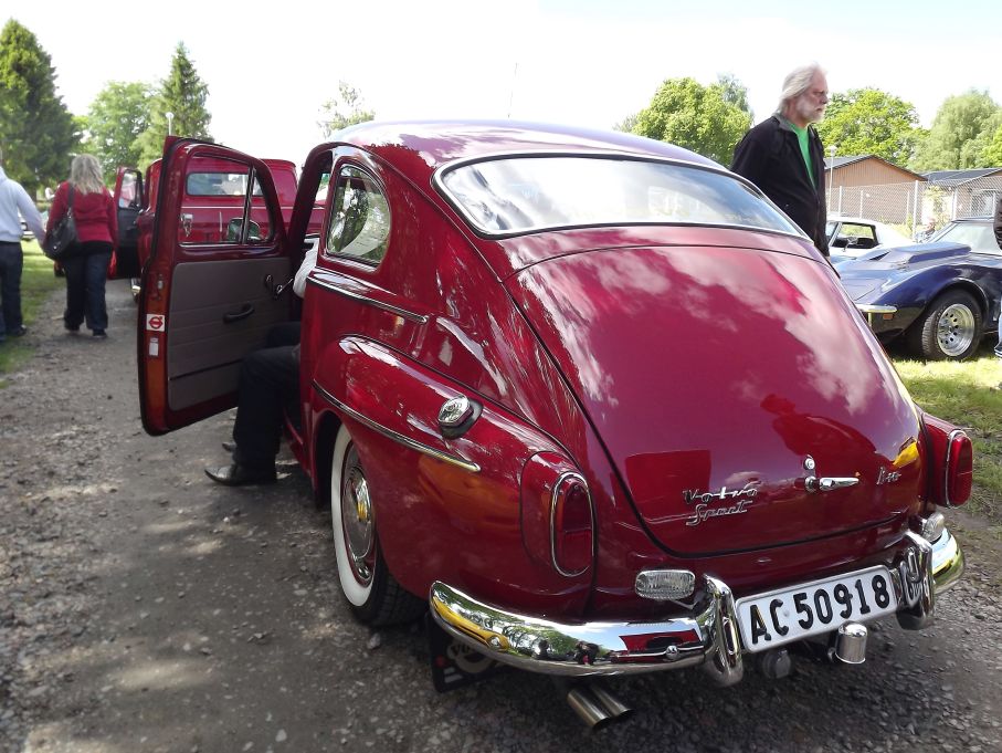 Volvo PV544 från 1962 i glänsande rött väntar också på sin tur att bli bedömd