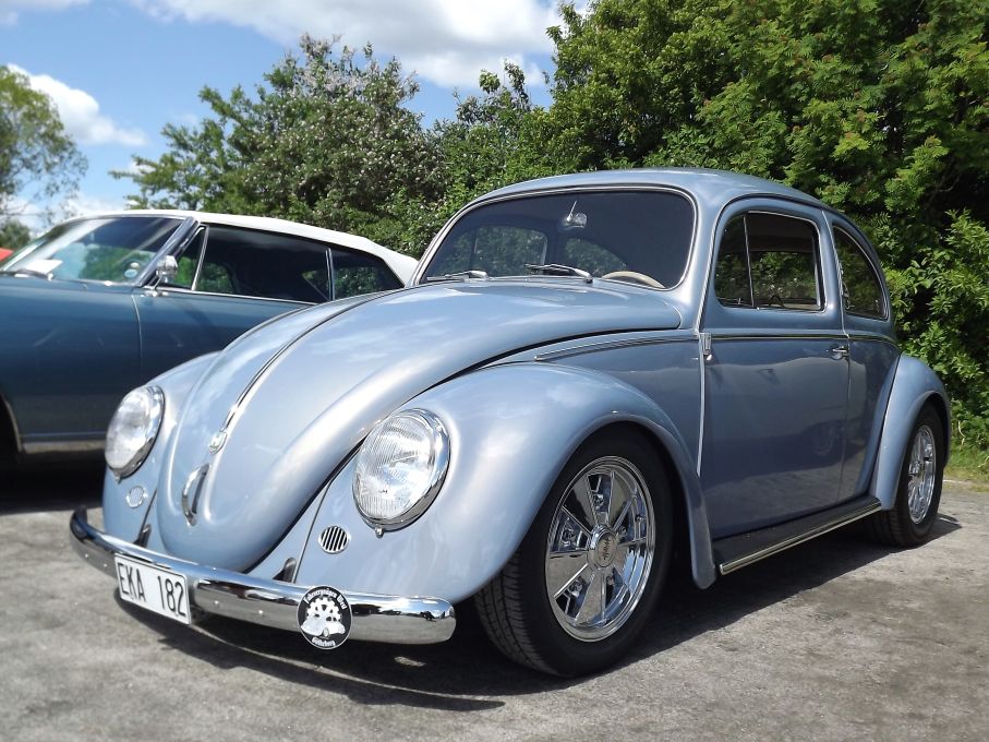 Volkswagen med pärlemorlack i blått och fina BRM-fälgar är fräsch utan att vara för mycket, snyggt, propert och dessutom lagom.