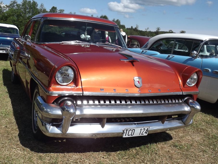 Denna Mercury Monterey från 1955 är ovanlig på ett sätt, dess chassimummer har prefixet ”STX” vilket står för Stockholm, den är alltså byggd här vilket är lite förvånande. Det såldes bara 19 Mercurys nya i Sverige 1955 och att Ford i Frihamnen bemödade sig med att montera en del av dessa på plats är anmärkningsvärt.