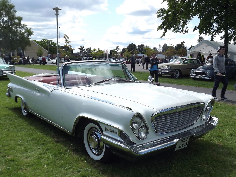 Chrysler new Yorker 1961 är en mer ovanlig modell än vad många troligen vet om, då det bara byggdes 576 stycken. Denna är dessutom den enda som såldes ny i Sverige.