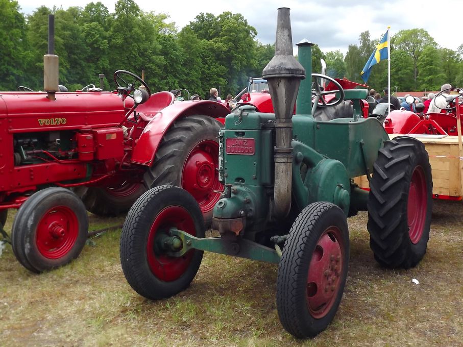 Lanz Bulldog, evighetsmaskinen som byggdes i det närmaste oförändrad från runt 1920 ända fram till 1960. Drivs av en tändkulemotor med liggande cylinder på närmare 12 liter.