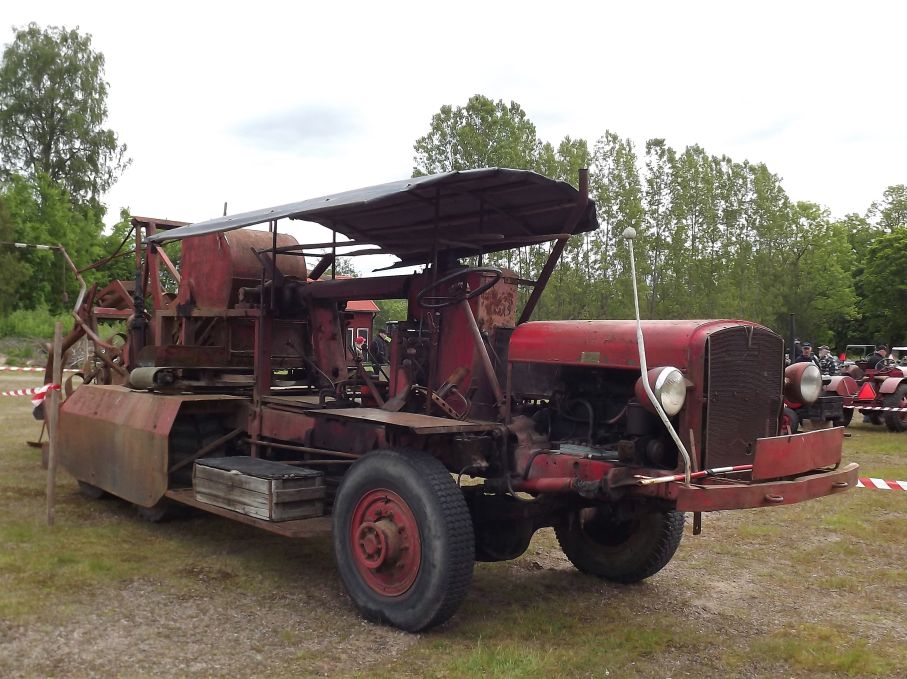Detta monster är en täckdikesmaskin . Några stycken av dessa byggdes av en man i bygden som hette Helge Larsson på 1950-talet. Basen var en engelsk Crossley-lastbil, vars motor drevades ned genom fyra Chevrolet-växellådor och på så vis kunde detta vidunder krypa fram och låta aggregatet bak tugga sig fram sisådär 1000 meter på en dag