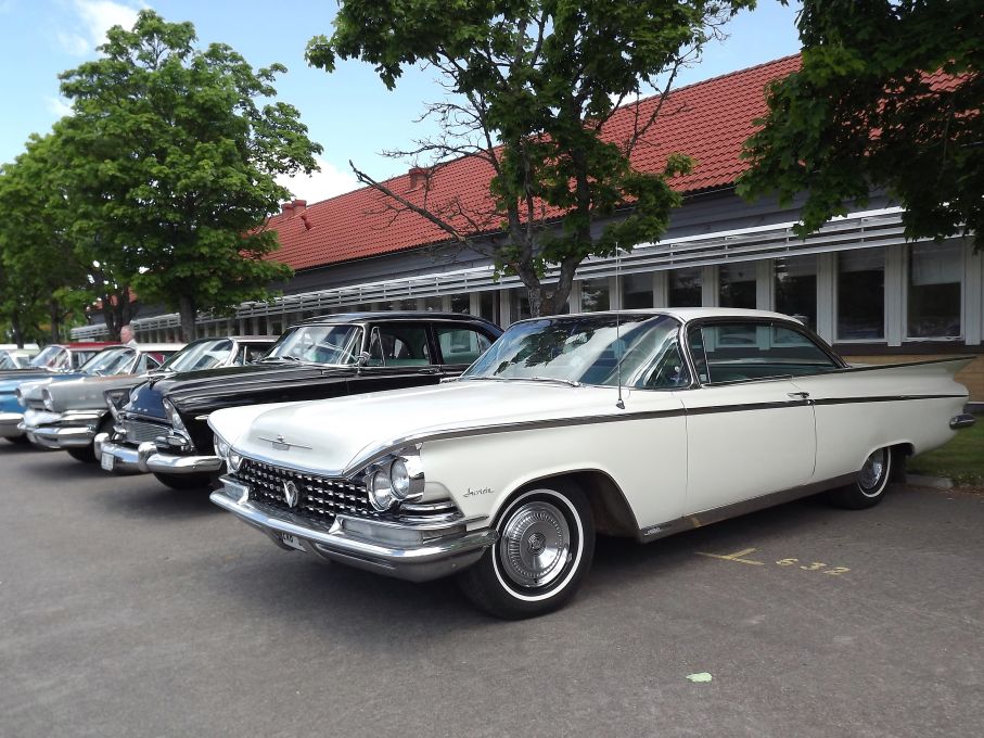Denna Buick Invicta är också såld ny i Sverige, Buick var dyra bilar och av de 49 bilar som såldes här nya var nog ganska få eleganta coupéer.
