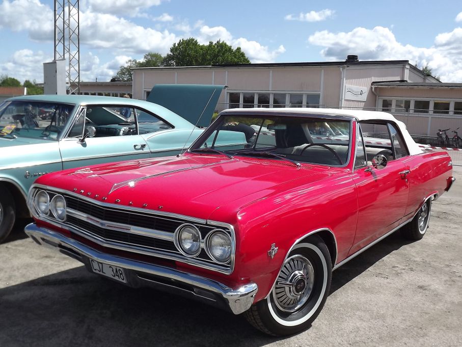 Ännu en svenskjänk, Chevelle var en mid-size som var mer europeisk i formatet, I Sverige såldes över 1300 Chevrolets 1965, de allra flesta Cheveller. Malibu SS cabriolet med V8 var dock en flådig bil här på sin tid.