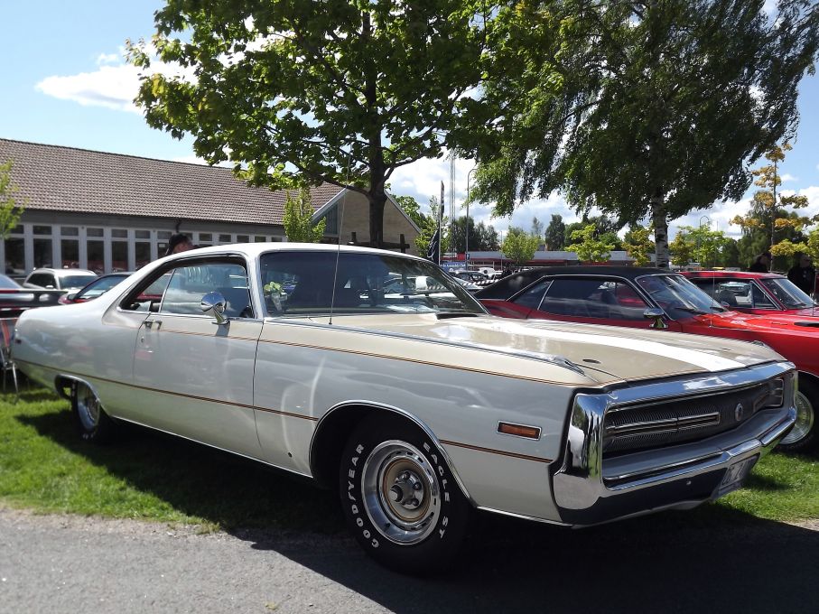 Garanterat inte svensksåld, få här känner ens till denna ovanliga modell, som är en Chrysler 300 Hurst. Denna specialmodell fick den största 440” TNT motorn på 375 hästkrafter. En muskelbil i jätteformat, bara 485 stycken byggdes, samtliga vita med gulddekor i Hursts färger