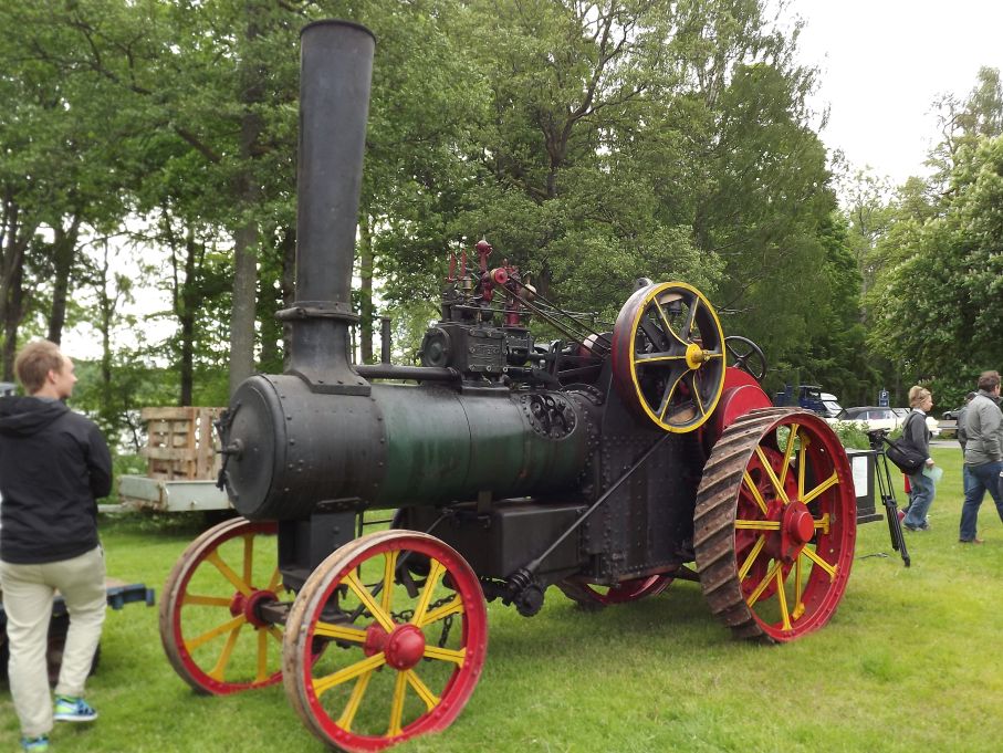 Nästa vidunder var Björn Petterssons ångtraktor från 1920, byggd av Ransom,Sims&Jefferies i England och såldes ny till Ryssland. 5,5 ton väger skapelsen och är växlad för att dra tunga lass i lugn promenadtakt.