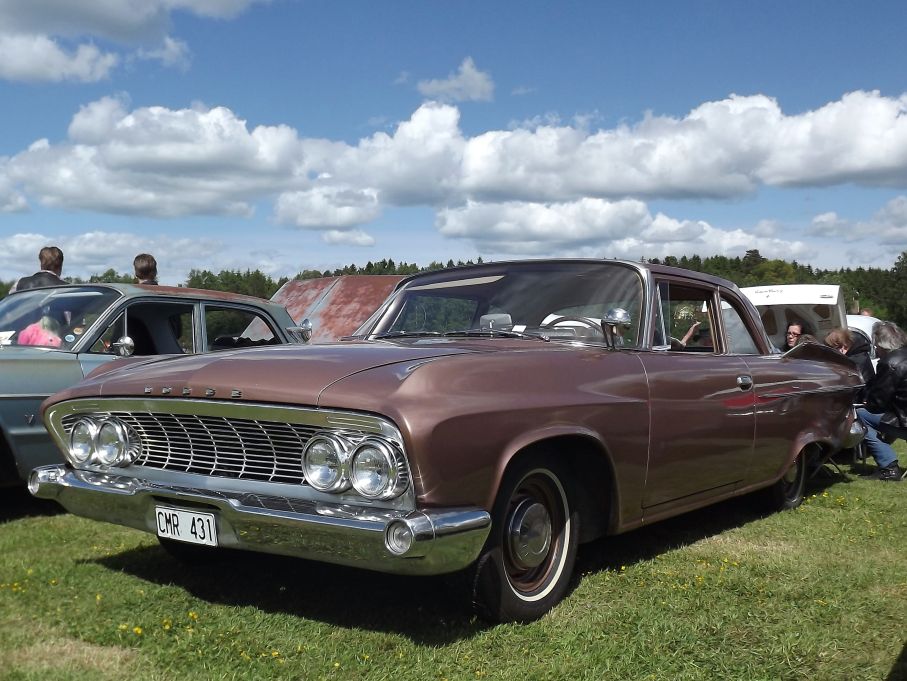 En annan mycket ovanlig Chryslerbil är Dodge Dart Seneca från 1961. Dessutom är det en tvådörrars ”stolpe” kaross något som i princip aldrig sågs i Sverige förr. Dodge stora modeller från tidigare delen av 1960-talet är mycket ovanliga här, och ser milt sagt lite annorlunda ut.
