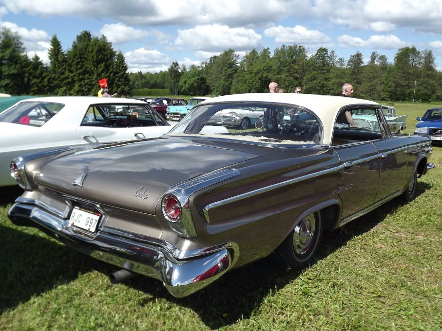 En annan ovanlig och lite okänd Dodge är 880, denna kom 1962 för att fylla gapet efter det hädangångna de Soto, och var en slags bastard med Chryslers kaross fick ärva De Sotons instrumentering. Modellen fanns bara 1962-65 och detta är en 880 Custom från 1963