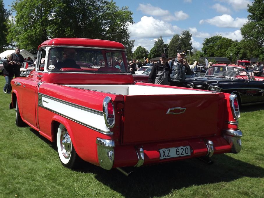 Chevrolet Cameo Carrier blev ingen vidare succé. Det var en lyxig variant av den vanliga arbetshästen i 3100-serien, men köparna ville hellre ha billiga arbetshästar än en välmanikyrerad lippizaner och Cameon blev en kuriositet med högt samlarvärde idag.