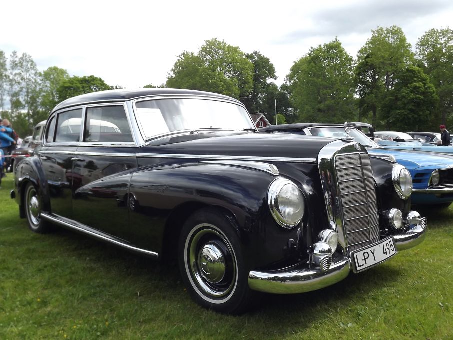 europeisk motsvarighet till Packard torde ju varit Mercedes Benz prominenta 300A, även kallas ”Adenauer” denna en tidig sådan från 1952.