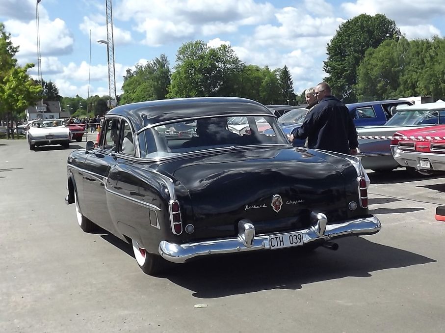 Och här smiter en annan Packard iväg, en fin Clipper de Luxe från 1953.