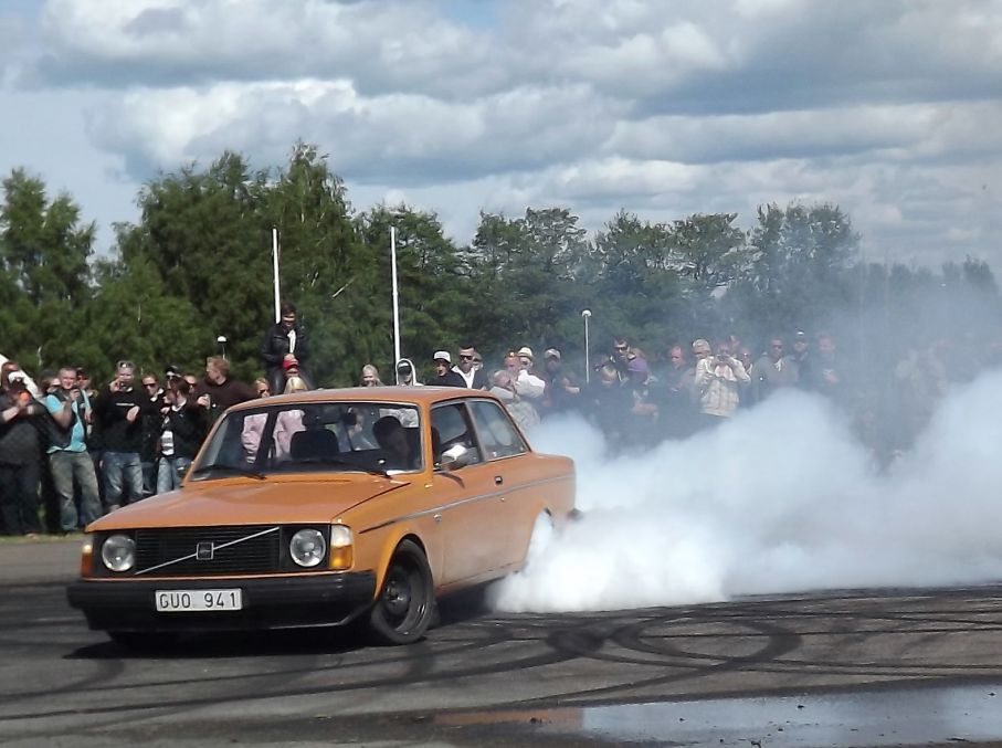 Tradition på Nossebro är en burnout-tävling som avslutning för dagen och i rinken dominerar europeiska bilar numera, volvo 242 ger gärnet.