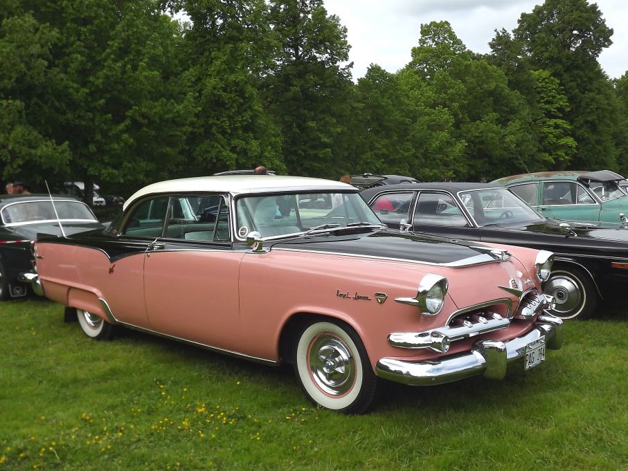 Färgklick i form av Thord Liljeqvists Dodge Royal lancer från 1955, trefärgat fanns som tillval för dom som tyckte tvåtonslack var för tråkigt.