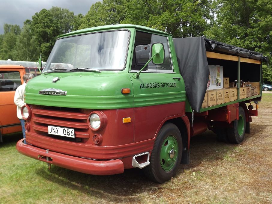 Drickabilen på rymmen från Alingsås bryggeri, när såg ni en drickabil sist? En volvo F82 från 1970 med klirrande backar på flaket
