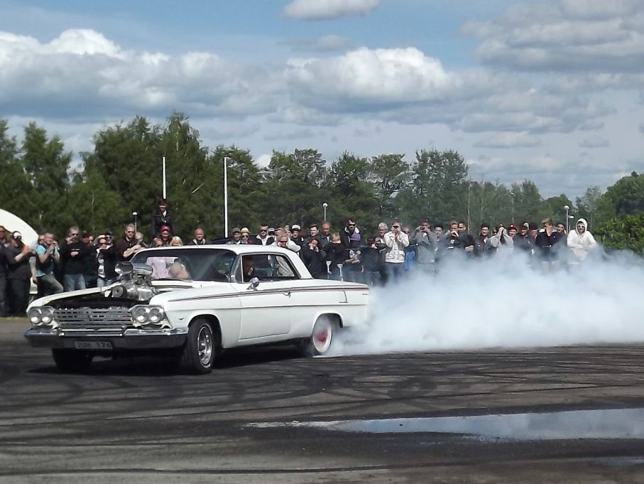 Sist ut, amerikanskt järn i rinken, kompressormatad Chevrolet 1962 bjöd på show.