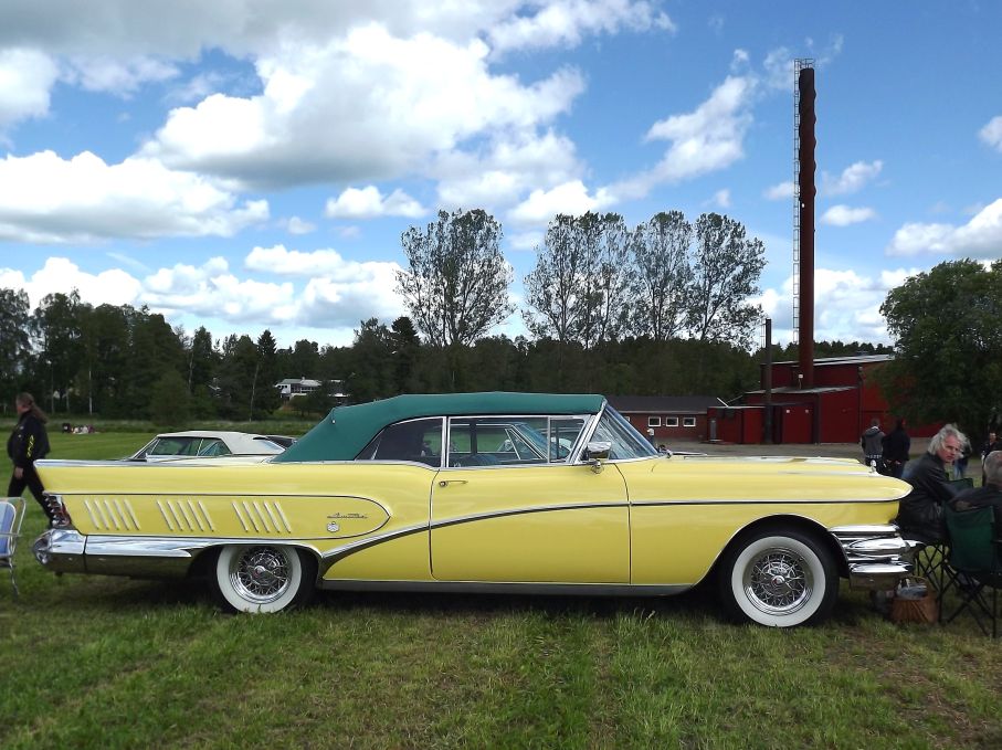 Buick Limited 1958 och dess förhållande till Sverige tål att nämnas lite om. Denna modell fanns enbart 1958 och var en påkostad fullmatad modell som dessutom var längre än de övriga Buickmodellerna. Bara tre modeller erbjöds i Limitedserien, fyrdörrars hardtop och coupé, och så cabriolet, som bara byggdes i 832 exemplar. Otroligt nog finns ungefär 10 procent av alla dessa som tillverkats i lilla Sverige!