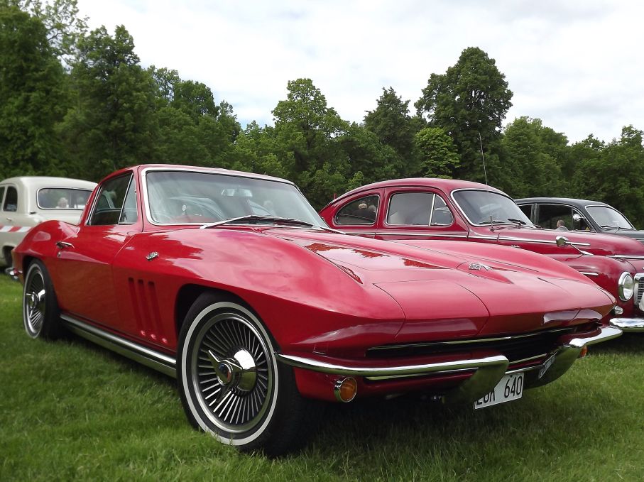 Mer sportigt rött med plastkaross, men mer lättidentifierat, Chevrolet Corvette 1965