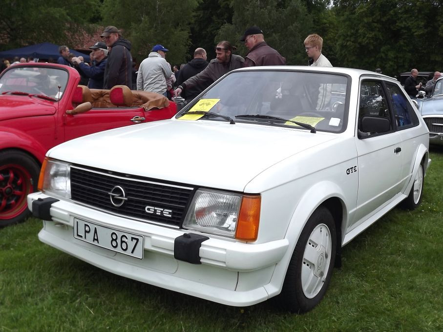 Moderna klassiker på plats Opel Kadett GT-E 1984 i mycket fint skick är en ovanlig modell,