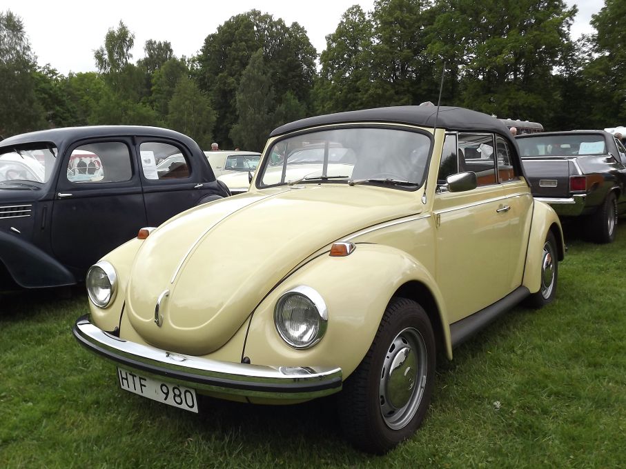 En lite mindre tysk med tygtak, VW 1303 cabrio från 1972.