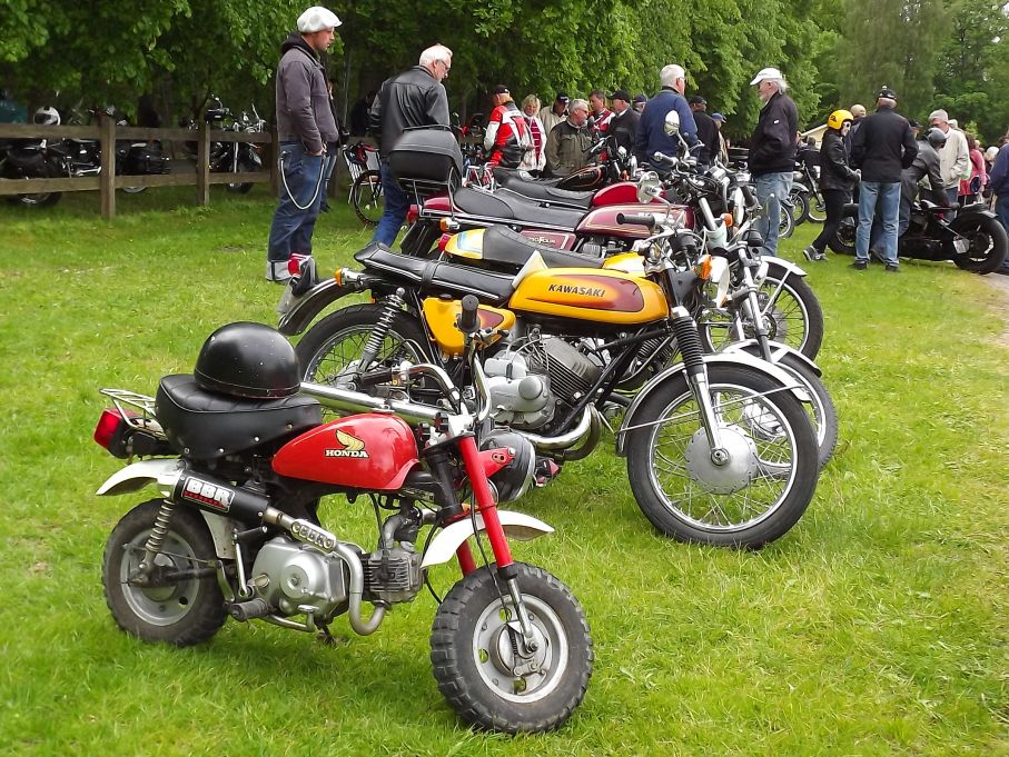 Mer japanskt, motorcyklar kommer en hel del av till Gräfsnäs, här några japaner av äldre snitt och lilla Honda Monkey i förgrunden.