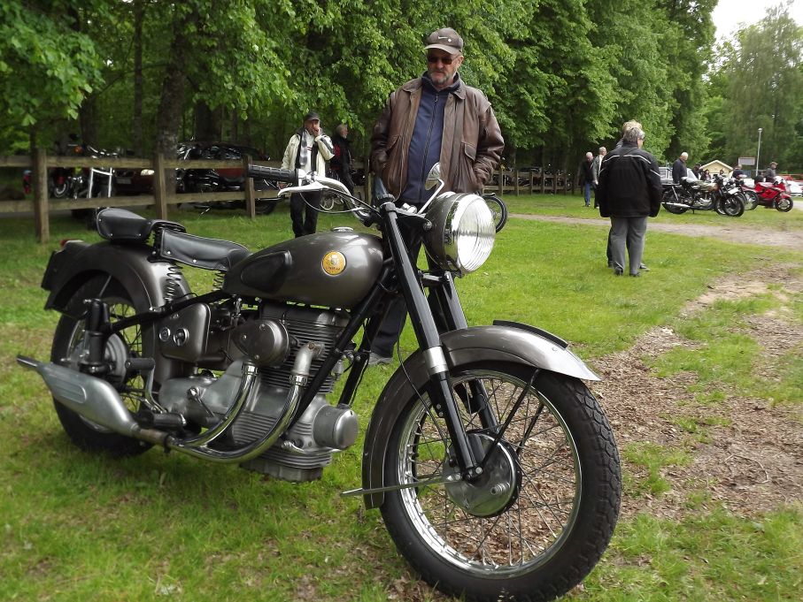 Sunbeams motorcyklar är inte så kända hos oss, men byggdes från 1912 ända fram till 1956. S8 hade en rak längsställd twin med överliggande kam.