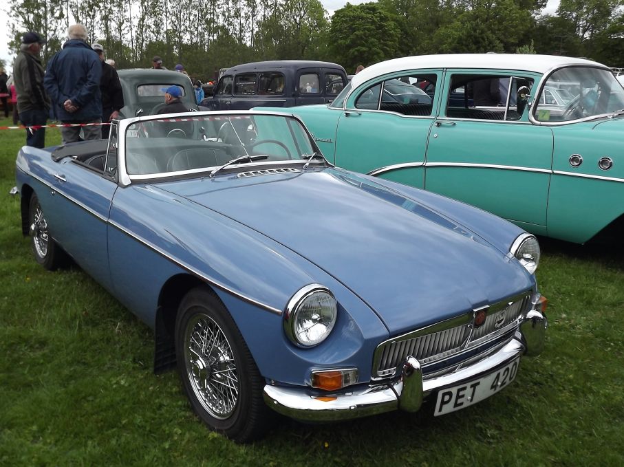 Likaså MGB, här är en från 1967 som ovanligt nog inte är röd.