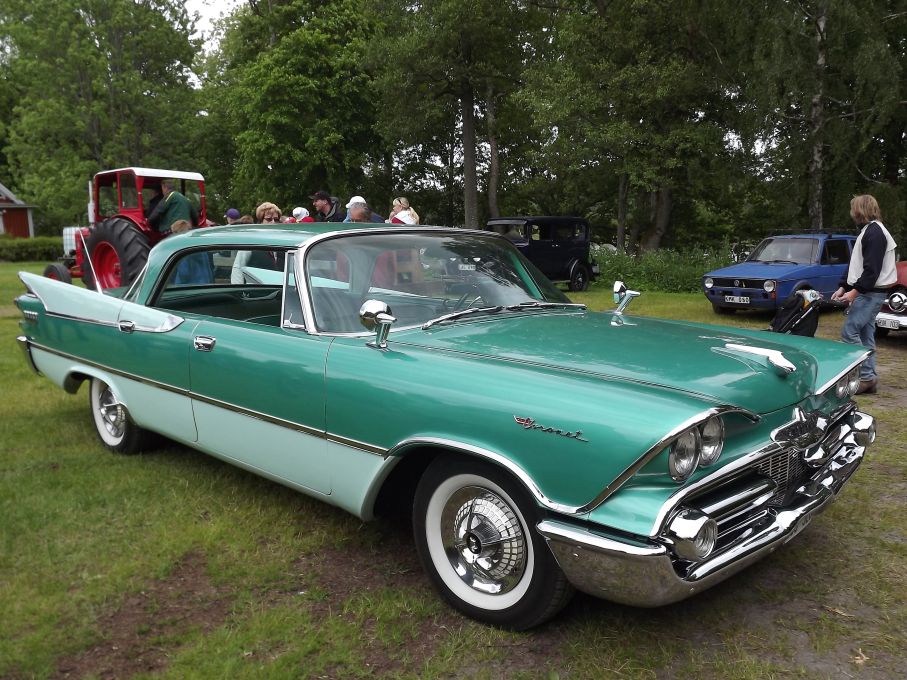 Dodge Coronet 1959, svårt att tro att Coronet var ”snikmodellen” hos Dodge, här i ovanligt fyrdörrars hardtoputförande.