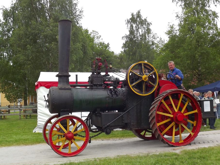 Och Björn tuffar iväg med sin otroliga ångtraktor.