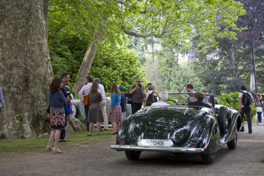 Mercedes-Benz 540 K Spezial Roadster 1939. Plötsligt rullar ett mörkt kompressorljud in i parkens grönska.