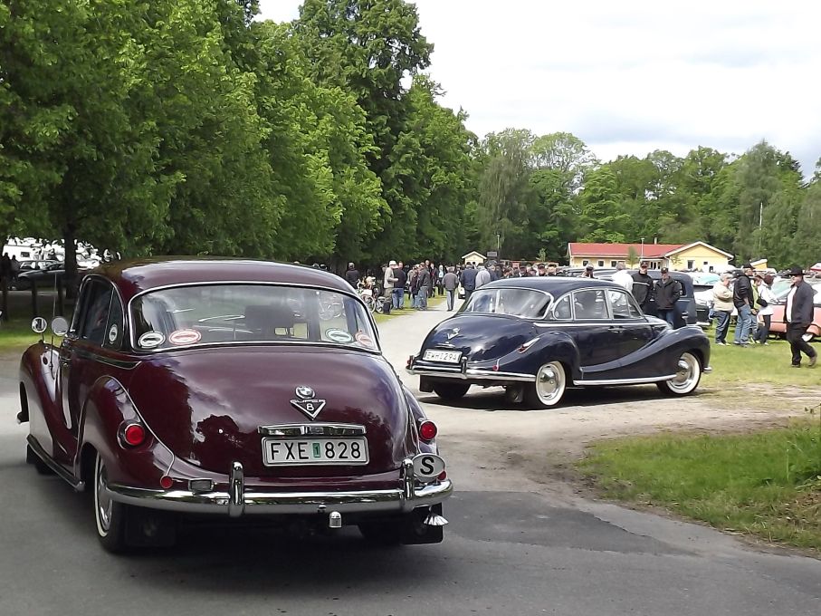 Två vackra Barockänglar, BMW 502 rullar in tidigt på området