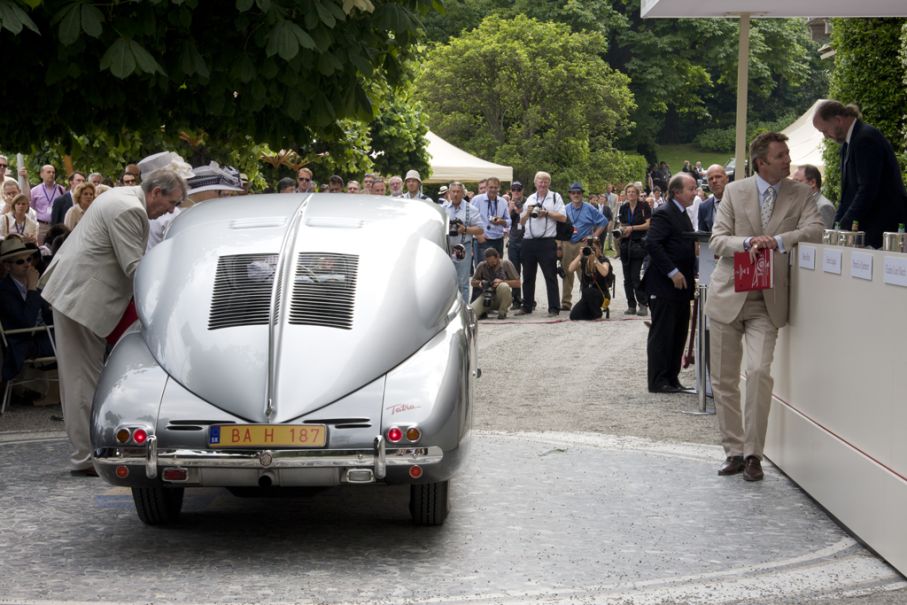 Tatra T87 1939 framför domarpodiet, en av fem bilar i klassen ”The Art of Streamlining”.