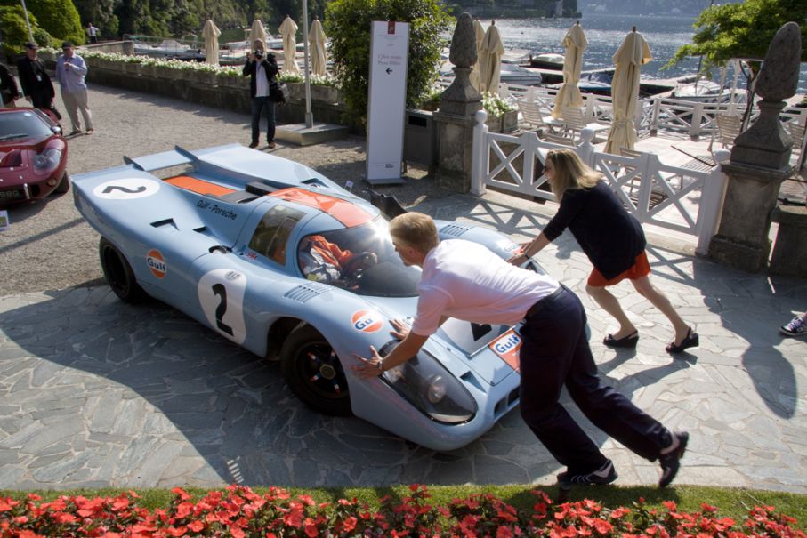 En Porsche 917 i klassisk Gulf-livery. En smula knepig bil att fickparkera.