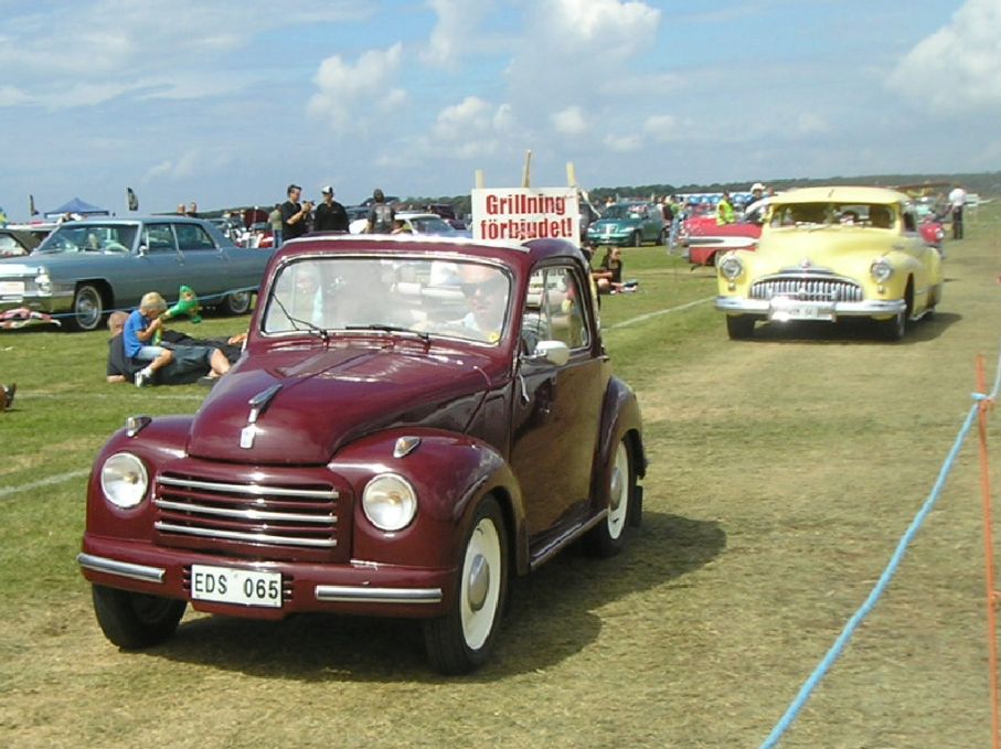 Näpen Fiat 508 jagas av en Buick 49:a