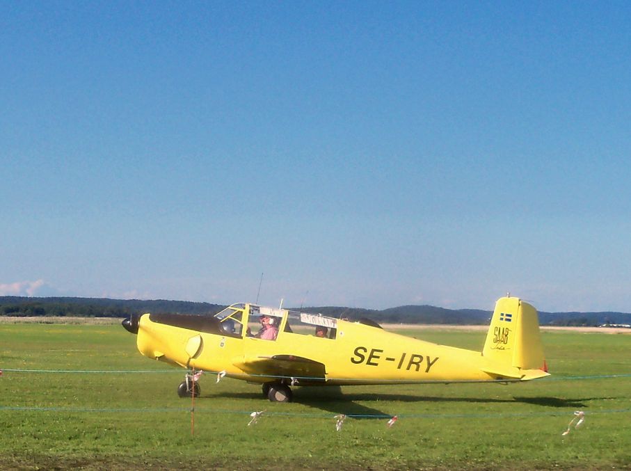 Helsvenskt på flightline, Saab 91 Safir.