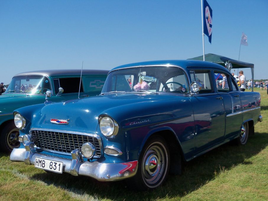 Chevrolet? Ja en helsvensk sådan, monterad av GM Nordiska i Hammarbyhamnen 1955. Typiskt "svensk" amerikanare, enfärgad, sexa och minimalt med utrustning som de såg ut här på den tiden