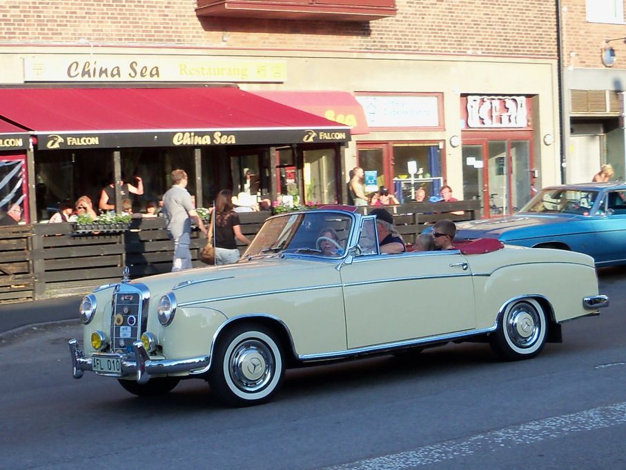 På cruisingstråket, Mercedes 220S