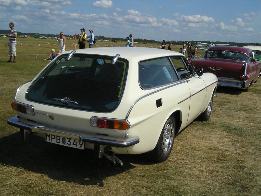 I kön mot utfarten en Volvo 1800ES