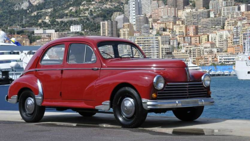 Förvånansvärt många av bilarna är vanliga folkbilar som denna trevliga Peugeot 203, vad dessa nu haft för funktion i det fursliga garaget kan man fundera över.