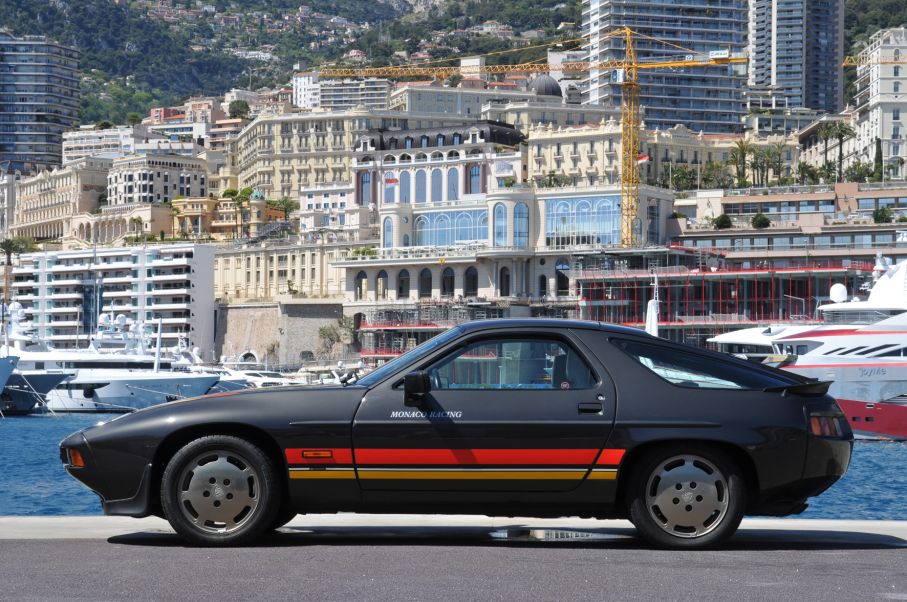 Lite mer hårig är dock denna 928S, med "monaco racing" stripes och c:a 6000 mil på mätaren.