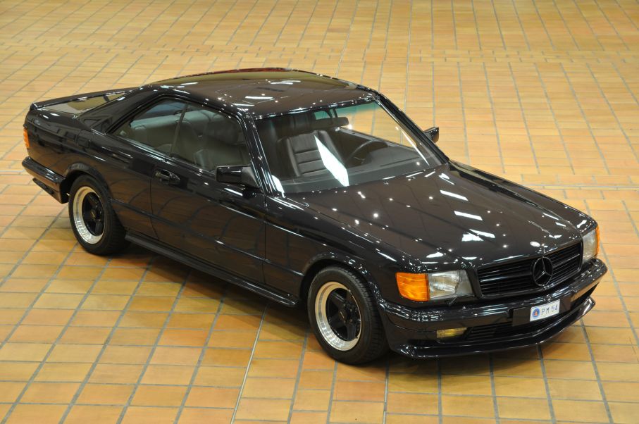 En av värstingarna som auktioneras ut är denna Mercedes 500 SEC förädlad av AMG 1983.