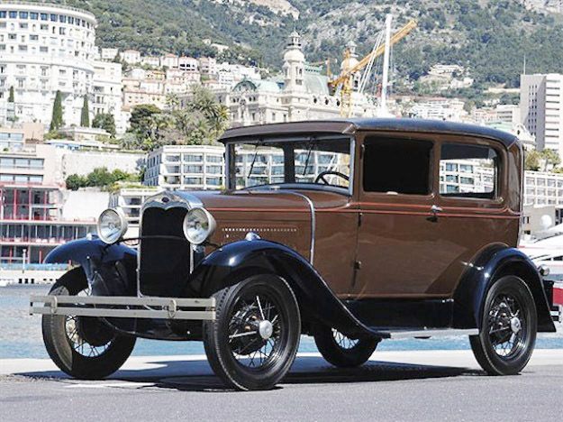 Ford model A från 1930, en model A roadster kommer också gå under klubban.