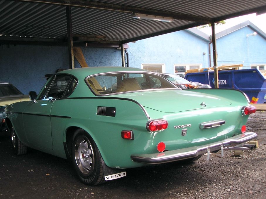 Den här 1800:an är lite extra speciell, dels är det en 72:a, en av de allra sista, dels lackad i den mycket ovanliga färgen Ocian mist, även kallad Ocean green #104. Den fanns bara 1972 och var normalt enbart för Volvo 140. Ett fåtal 1800E verkar dock fått färgen också, kanske som skylt-ex? Vad som gör den ännu mer speciell är mätarställningen då den bara gått 500 mil!