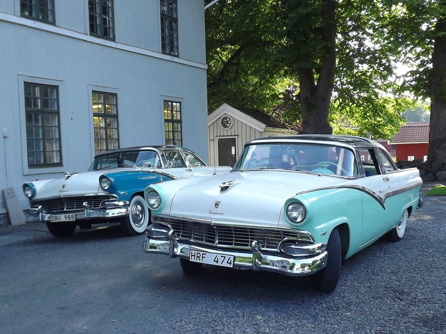 Två Crown Victorias från 1956 defilerar förbi säteriet