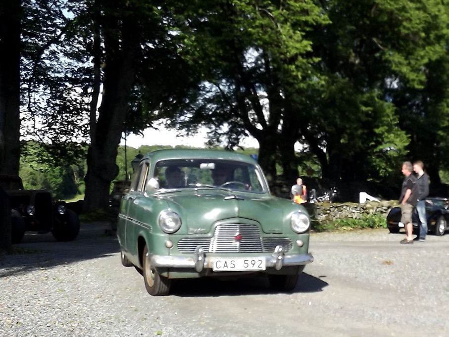 Givetvis finsn här Europafordar också, Zephyr Six från 1954 rullar in.