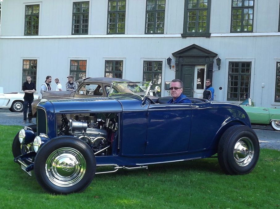 Mycket prydlig 1932 rod drog mycket uppmärksamhet till sig, återhållsam och stilren med hög finish, less is more...