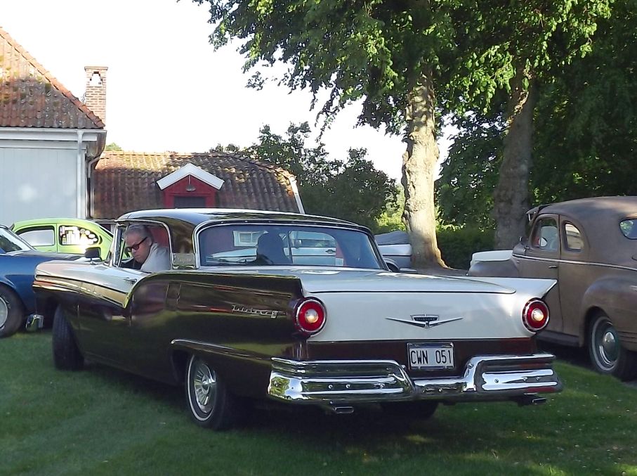 Också från 1957,Fairlane 500 Skyliner, den som även kallas plåtcabben