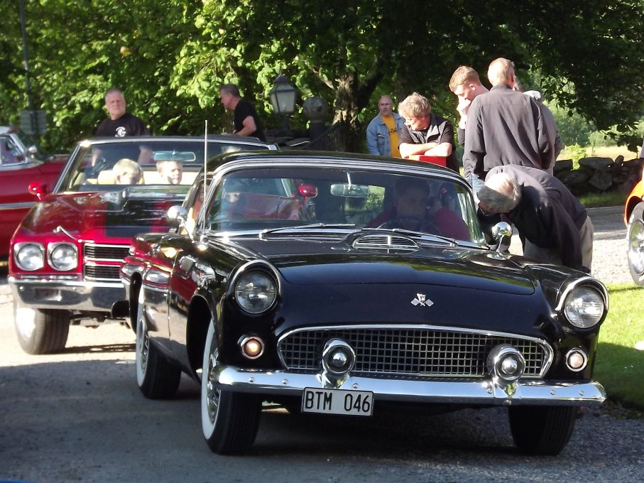 Mölnlycke är myckety Thunderbird-tätt, här en svart 55:a på väg in.