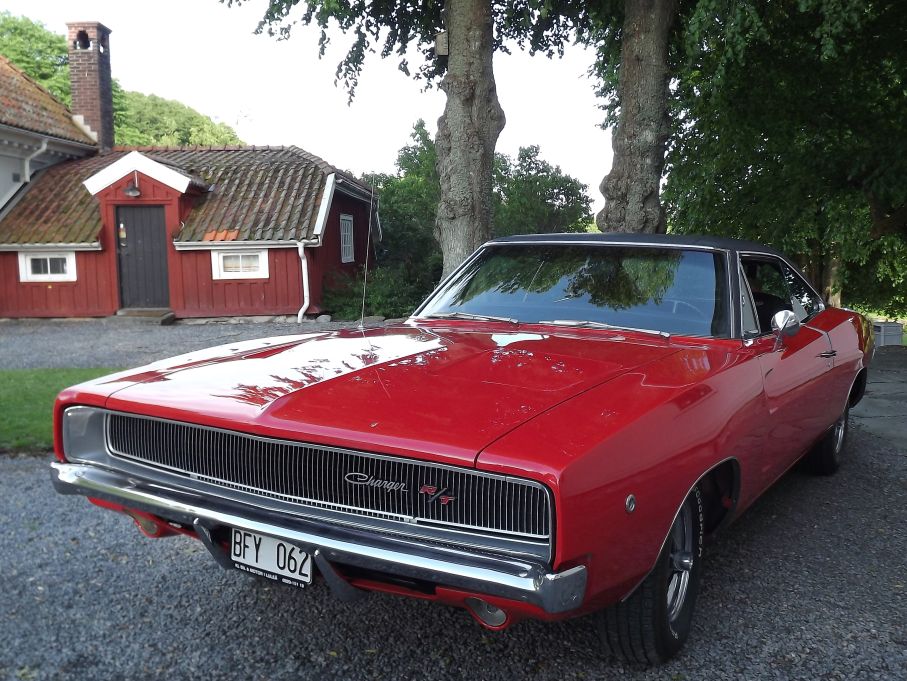 och lika röd med där slutar likheterna, Dodge Charger från 1968, bara 14 år skiljer den från Pontiacen men mycket hade hänt på dessa år.